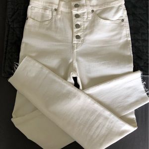 White, high-waisted 4 button denim jegging. Size 27